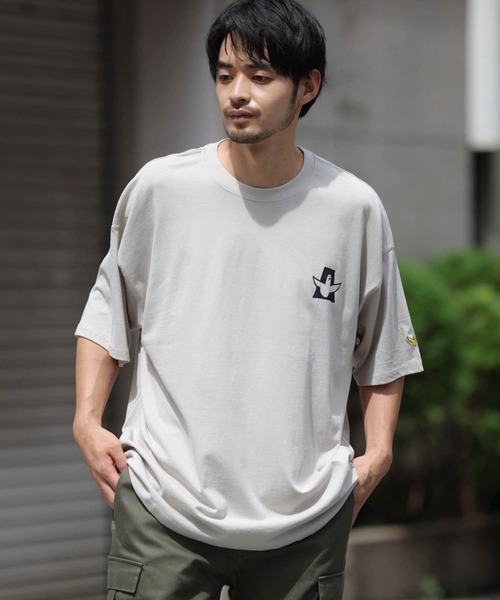 Mark Gonzales（マーク・ゴンザレス）の「Mark Gonzales(マーク ゴンザレス)バックプリントフォト風イラストTシャツ（Tシャツ/カットソー・メンズ・ホワイト/ライトグレー・XL/M/L）」の6枚目の写真