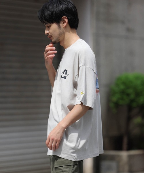 Mark Gonzales（マーク・ゴンザレス）の「Mark Gonzales(マーク ゴンザレス)バックプリントフォト風イラストTシャツ（Tシャツ/カットソー・メンズ・ホワイト/ライトグレー・XL/M/L）」の7枚目の写真