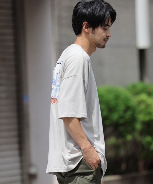 Mark Gonzales（マーク・ゴンザレス）の「Mark Gonzales(マーク ゴンザレス)バックプリントフォト風イラストTシャツ（Tシャツ/カットソー・メンズ・ホワイト/ライトグレー・XL/M/L）」の8枚目の写真