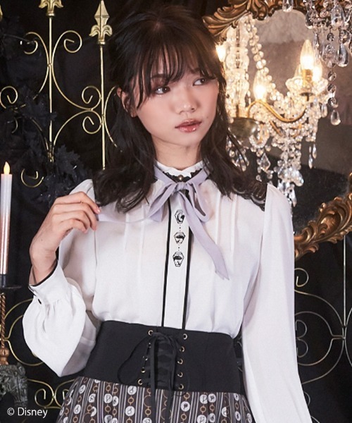 axes femme POETIQUE(アクシーズファムポエティック)の「『ディズニー ツイステッドワンダーランド』カラーリボンアイコンブラウス(シャツ/ブラウス・レディース・パープル/ブルー/レッド/グリーン/オレンジ/ワイン/ラベンダー・MEDIUM)」の4枚目の写真