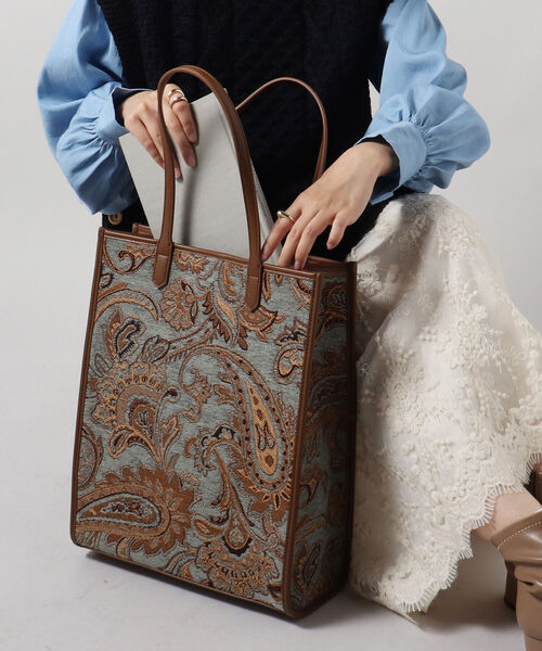 fredy emue(フレディエミュ)の「ペイズリー柄ジャガードスクエアバッグ(トートバッグ・レディース・ベージュ系その他3/ブルー系その他3・FREE)」の16枚目の写真