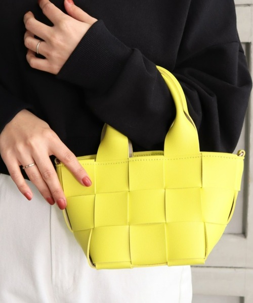 moment+（モーメントプラス）の「フェイクレザー 2WAY編み込みショルダーバッグ（ショルダーバッグ・レディース・ブラック/オフホワイト/オレンジ/グリーン/イエロー×グリーン・FREE）」の4枚目の写真