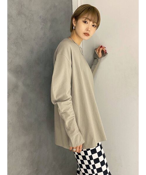 EMODA（エモダ）の「カーブスリーブボーイズロングTシャツ（Tシャツ/カットソー・レディース・ホワイト/ブラック/ベージュ/パープル・FREE）」の3枚目の写真