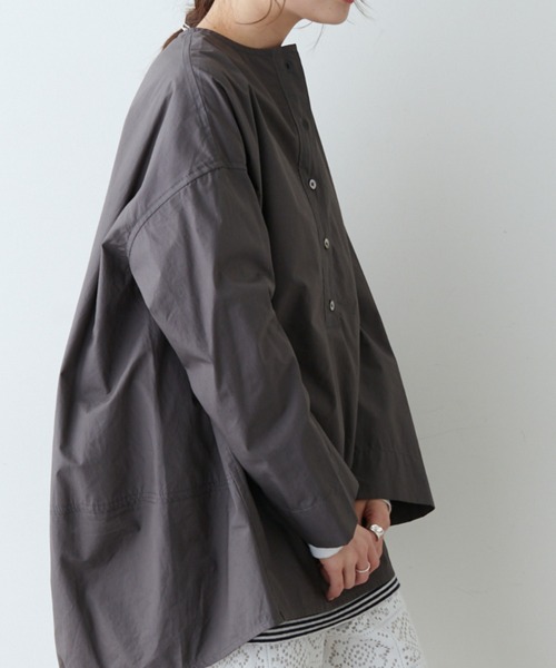 PUAL CE CIN（ピュアルセシン）の「塩縮加工タイプライタープルオーバーブラウス（シャツ/ブラウス・レディース・ホワイト/グレイッシュベージュ/チャコール/チャコールグレー・FREE）」の3枚目の写真