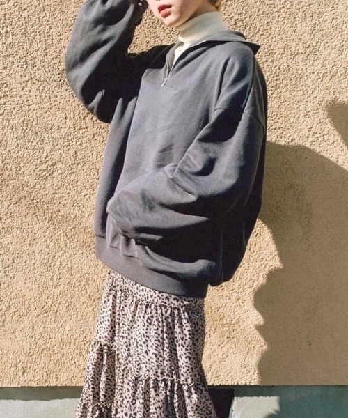 DuKKah（デュカ）の「Dukkah/【低身長向け】ハーフジップ刺繍スウェット（スウェット・レディース・レッド/グリーン/スミクロ・X-SMALL）」の2枚目の写真