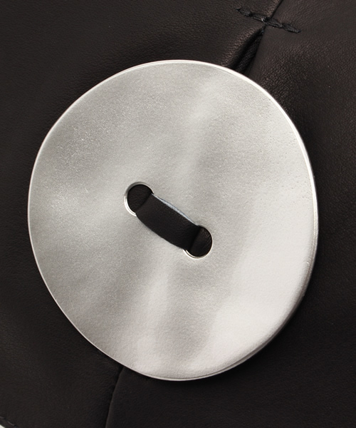 Kawa-Kawa(カワカワ)の「【Kawa-Kawa】ボタンショルダー(ショルダーバッグ・レディース・ブラック・FREE)」の2枚目の写真