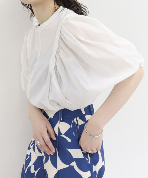 fredy emue（フレディエミュ）の「［新色追加］ギャザースリーブブラウス（シャツ/ブラウス・レディース・ブラック/オフホワイト/ピンク/イエロー系その他3/ブルー・38）」の2枚目の写真