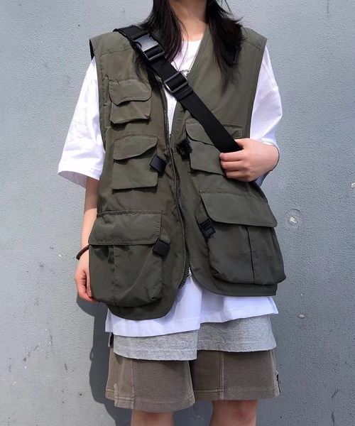 Monocoro toppi(モノコロトッピ)の「薄手 バックル付き フィッシングベスト(ベスト・レディース・ブラック/カーキ・3L/L/M/2L)」の1枚目の写真