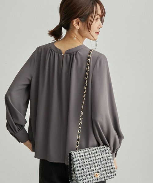 ROPE' PICNIC（ロペピクニック）の「【WEB限定】2WAY/ビジューホックブラウス（シャツ/ブラウス・レディース・チャコールグレー/オフホワイト/ネイビー/ラベンダー/イエロー・38）」の2枚目の写真