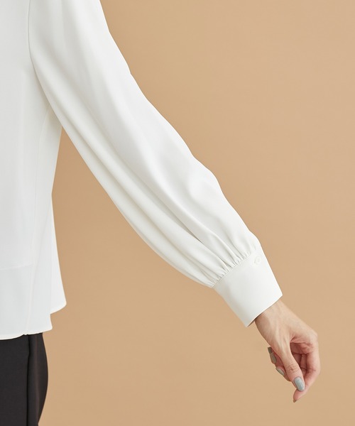 ROPE' PICNIC（ロペピクニック）の「【WEB限定】2WAY/ビジューホックブラウス（シャツ/ブラウス・レディース・チャコールグレー/オフホワイト/ネイビー/ラベンダー/イエロー・38）」の6枚目の写真