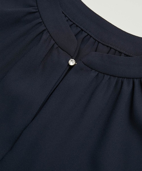 ROPE' PICNIC（ロペピクニック）の「【WEB限定】2WAY/ビジューホックブラウス（シャツ/ブラウス・レディース・チャコールグレー/オフホワイト/ネイビー/ラベンダー/イエロー・38）」の10枚目の写真