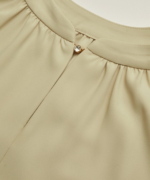 ROPE' PICNIC（ロペピクニック）の「【WEB限定】2WAY/ビジューホックブラウス（シャツ/ブラウス・レディース・チャコールグレー/オフホワイト/ネイビー/ラベンダー/イエロー・38）」の13枚目の写真