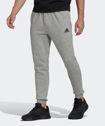 adidas（アディダス）の「エッセンシャルズ フリース レギュラー テーパードパンツ / アディダス adidas（スウェットパンツ・メンズ）」