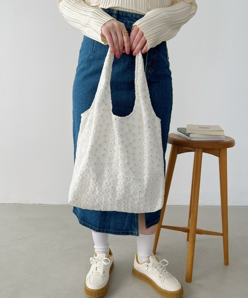 CLEA（クレア）の「ミニフラワー刺繍トートバッグ（トートバッグ・レディース・ホワイト/アイボリー・FREE）」の6枚目の写真