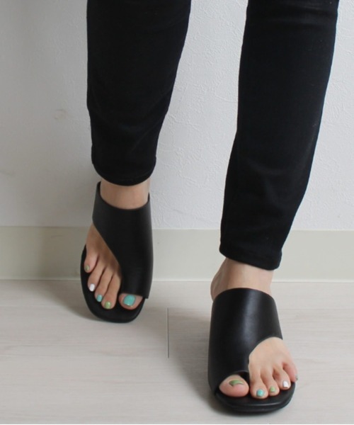 Fabby fabby(ファビィーファビィー)の「サムトングサンダル(サンダル・レディース・ブラウン/パイソン/ブラック/オフホワイト/オレンジ・SMALL/LARGE/MEDIUM)」の6枚目の写真