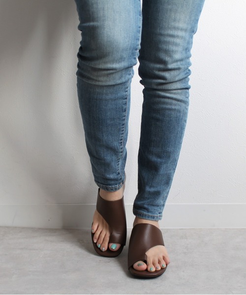 Fabby fabby(ファビィーファビィー)の「サムトングサンダル(サンダル・レディース・ブラウン/パイソン/ブラック/オフホワイト/オレンジ・SMALL/LARGE/MEDIUM)」の12枚目の写真