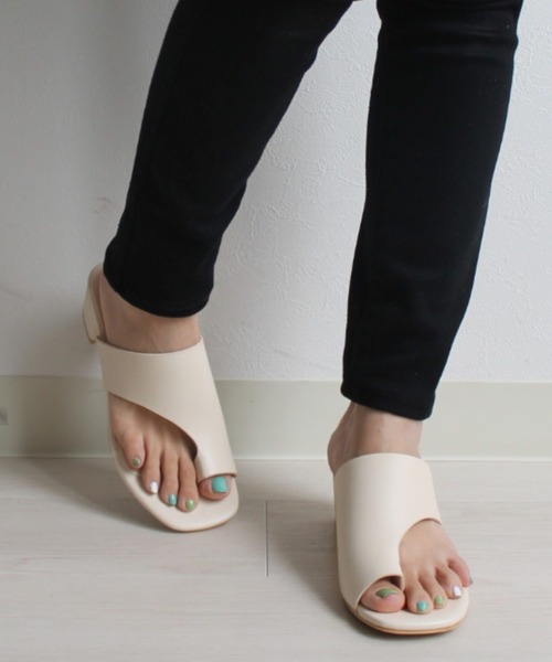 Fabby fabby(ファビィーファビィー)の「サムトングサンダル(サンダル・レディース・ブラウン/パイソン/ブラック/オフホワイト/オレンジ・SMALL/LARGE/MEDIUM)」の7枚目の写真