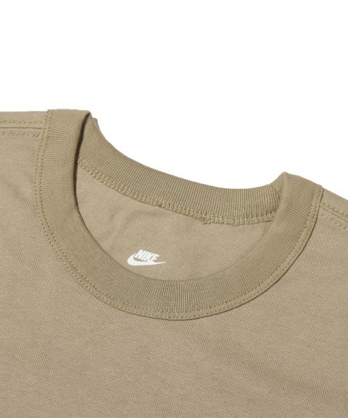 NIKE(ナイキ)の「NIKE Sportswear Premium Essentials Tee / ナイキ エッセンシャル Tシャツ 【SP】(Tシャツ/カットソー・メンズ・ホワイト/ベージュ・XL/L/M/XXL/S)」の4枚目の写真