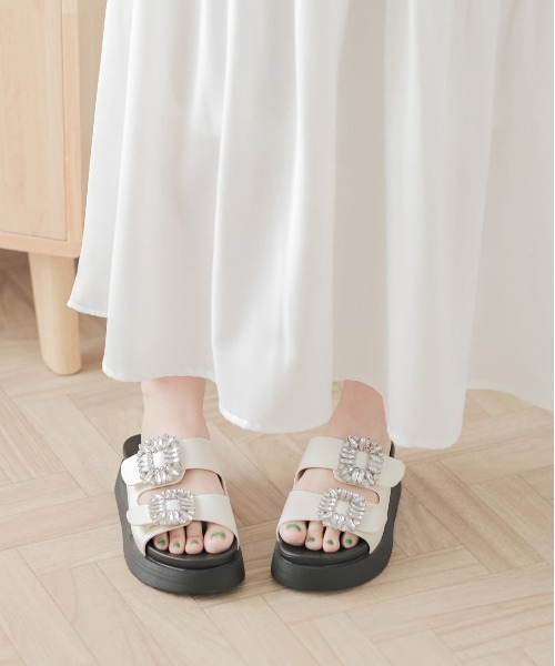 AMELY（エミリー）の「ビジューサンダル（サンダル・レディース・ブラック/オフホワイト・35/36/37/38/39/40）」の3枚目の写真