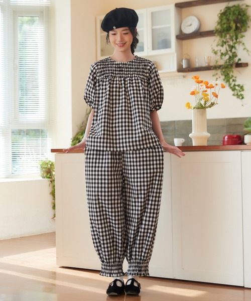 On One's Own(オンワンズオン)の「On One's Own ギンガムチェックスモッキング刺繍パンプキンパンツ(その他パンツ・レディース・レッド/ブラック・FREE)」の19枚目の写真