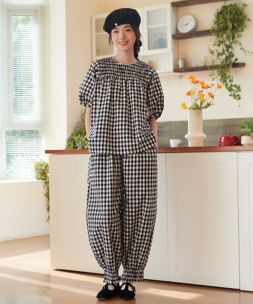 On One's Own(オンワンズオン)の「On One's Own ギンガムチェックスモッキング刺繍パンプキンパンツ(その他パンツ・レディース・レッド/ブラック・FREE)」の14枚目の写真