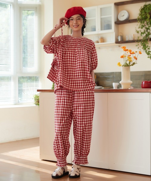 On One's Own(オンワンズオン)の「On One's Own ギンガムチェックスモッキング刺繍パンプキンパンツ(その他パンツ・レディース・レッド/ブラック・FREE)」の4枚目の写真