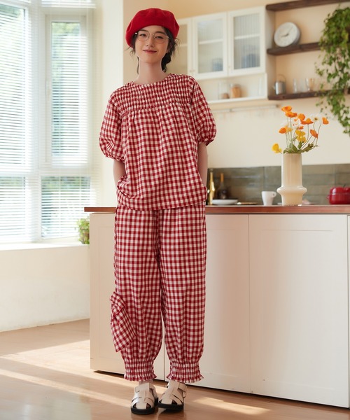 On One's Own(オンワンズオン)の「On One's Own ギンガムチェックスモッキング刺繍パンプキンパンツ(その他パンツ・レディース・レッド/ブラック・FREE)」の9枚目の写真