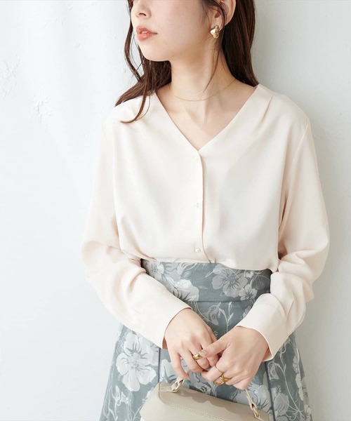 natural couture(ナチュラルクチュール)の「プチプラちびパール釦とろみブラウス(シャツ/ブラウス・レディース・オレンジ/サックスブルー/ネイビー/グレイッシュベージュ/ドット/アイボリー・FREE)」の3枚目の写真