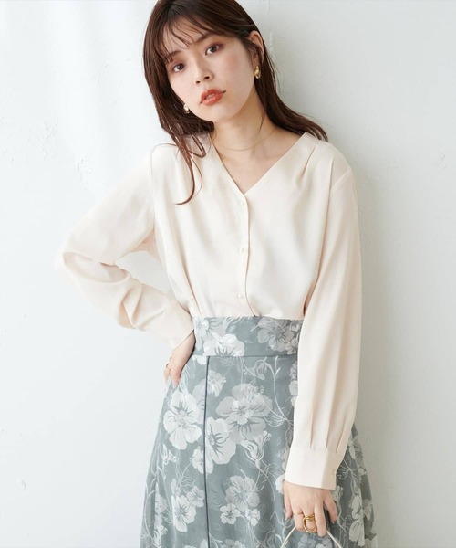 natural couture(ナチュラルクチュール)の「プチプラちびパール釦とろみブラウス(シャツ/ブラウス・レディース・オレンジ/サックスブルー/ネイビー/グレイッシュベージュ/ドット/アイボリー・FREE)」の8枚目の写真