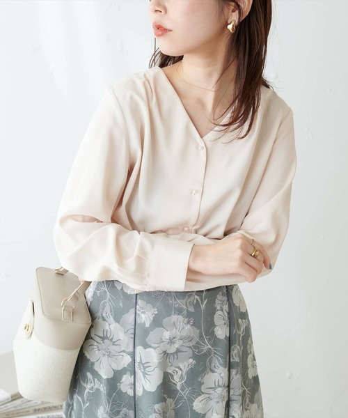 natural couture(ナチュラルクチュール)の「プチプラちびパール釦とろみブラウス(シャツ/ブラウス・レディース・オレンジ/サックスブルー/ネイビー/グレイッシュベージュ/ドット/アイボリー・FREE)」の7枚目の写真