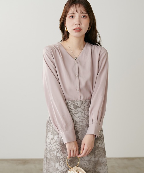 natural couture(ナチュラルクチュール)の「プチプラちびパール釦とろみブラウス(シャツ/ブラウス・レディース・オレンジ/サックスブルー/ネイビー/グレイッシュベージュ/ドット/アイボリー・FREE)」の12枚目の写真
