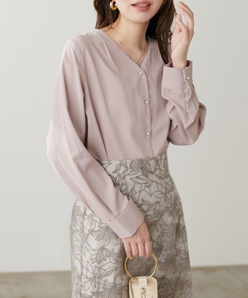 natural couture(ナチュラルクチュール)の「プチプラちびパール釦とろみブラウス(シャツ/ブラウス・レディース・オレンジ/サックスブルー/ネイビー/グレイッシュベージュ/ドット/アイボリー・FREE)」の11枚目の写真