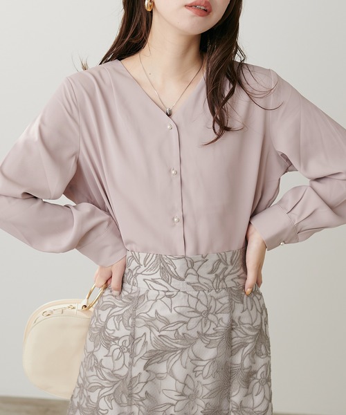 natural couture(ナチュラルクチュール)の「プチプラちびパール釦とろみブラウス(シャツ/ブラウス・レディース・オレンジ/サックスブルー/ネイビー/グレイッシュベージュ/ドット/アイボリー・FREE)」の10枚目の写真