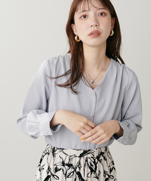 natural couture(ナチュラルクチュール)の「プチプラちびパール釦とろみブラウス(シャツ/ブラウス・レディース・オレンジ/サックスブルー/ネイビー/グレイッシュベージュ/ドット/アイボリー・FREE)」の18枚目の写真