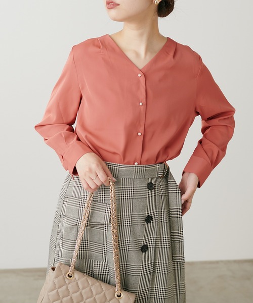 natural couture(ナチュラルクチュール)の「プチプラちびパール釦とろみブラウス(シャツ/ブラウス・レディース・オレンジ/サックスブルー/ネイビー/グレイッシュベージュ/ドット/アイボリー・FREE)」の22枚目の写真