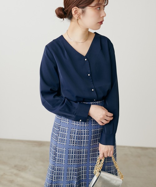 natural couture(ナチュラルクチュール)の「プチプラちびパール釦とろみブラウス(シャツ/ブラウス・レディース・オレンジ/サックスブルー/ネイビー/グレイッシュベージュ/ドット/アイボリー・FREE)」の16枚目の写真
