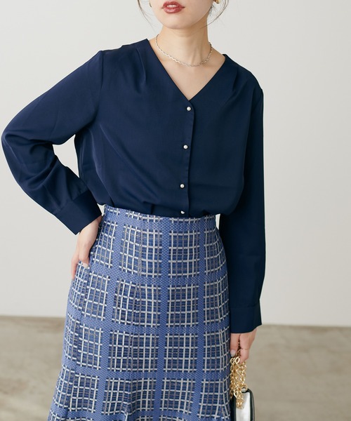 natural couture(ナチュラルクチュール)の「プチプラちびパール釦とろみブラウス(シャツ/ブラウス・レディース・オレンジ/サックスブルー/ネイビー/グレイッシュベージュ/ドット/アイボリー・FREE)」の15枚目の写真