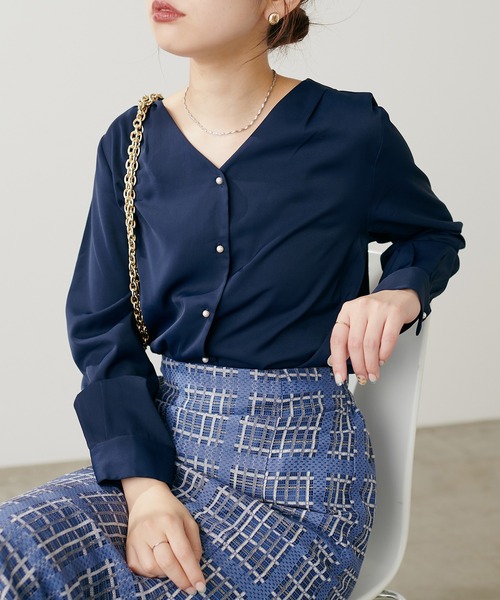 natural couture(ナチュラルクチュール)の「プチプラちびパール釦とろみブラウス(シャツ/ブラウス・レディース・オレンジ/サックスブルー/ネイビー/グレイッシュベージュ/ドット/アイボリー・FREE)」の14枚目の写真