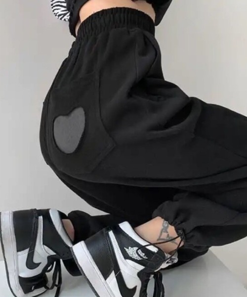 Achic(アシック)の「ハート型 ルーズフィット スウェットパンツ(スウェットパンツ・レディース・ブラック/ダークグレー・S/M)」の2枚目の写真