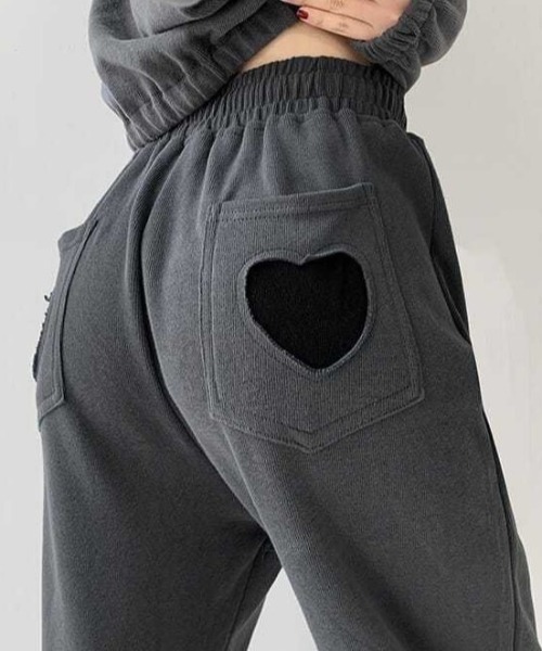 Achic(アシック)の「ハート型 ルーズフィット スウェットパンツ(スウェットパンツ・レディース・ブラック/ダークグレー・S/M)」の9枚目の写真