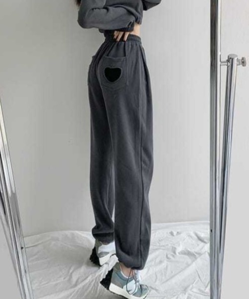 Achic(アシック)の「ハート型 ルーズフィット スウェットパンツ(スウェットパンツ・レディース・ブラック/ダークグレー・S/M)」の10枚目の写真