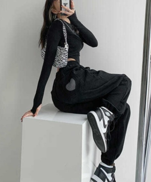Achic(アシック)の「ハート型 ルーズフィット スウェットパンツ(スウェットパンツ・レディース・ブラック/ダークグレー・S/M)」の19枚目の写真