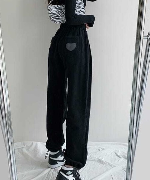 Achic(アシック)の「ハート型 ルーズフィット スウェットパンツ(スウェットパンツ・レディース・ブラック/ダークグレー・S/M)」の20枚目の写真
