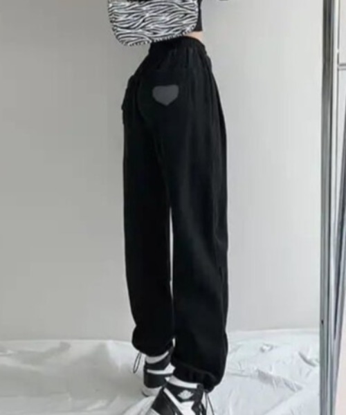 Achic(アシック)の「ハート型 ルーズフィット スウェットパンツ(スウェットパンツ・レディース・ブラック/ダークグレー・S/M)」の3枚目の写真