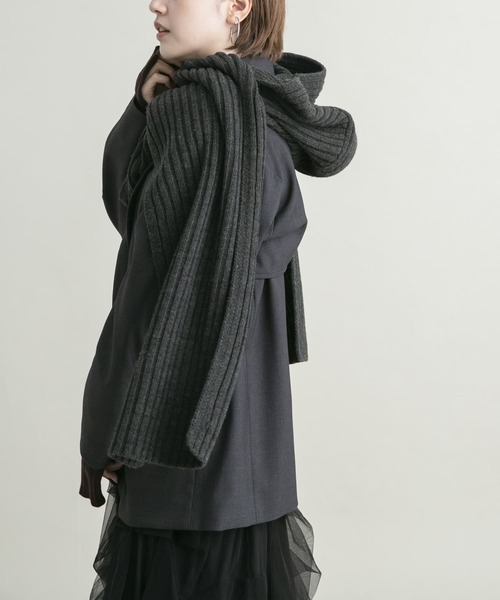 KBF（ケイビーエフ）の「フード付きニットストール（マフラー・レディース・グレー/オフホワイト・ONE）」の8枚目の写真