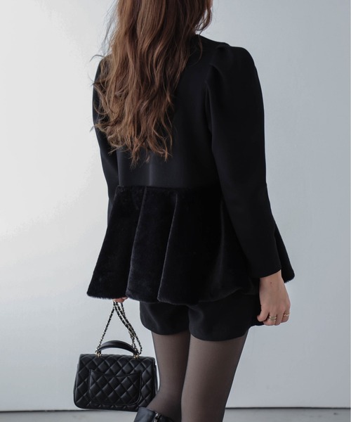 AMELY(エミリー)の「エコファーペプラムプルオーバー(その他トップス・レディース・ホワイト/ブラック・フリー)」の16枚目の写真