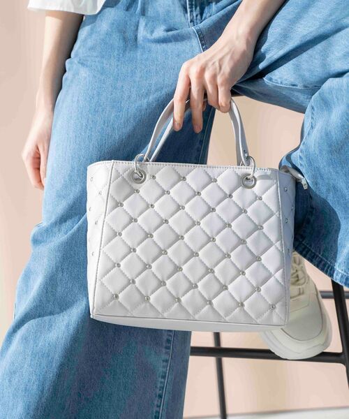 MAJESTIC LEGON（マジェスティックレゴン）の「ビジューキルティングハンドバッグ（ハンドバッグ・レディース・ブラック/サックスブルー/アイボリー・FREE）」の3枚目の写真