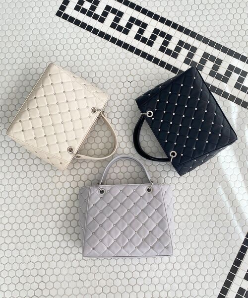 MAJESTIC LEGON（マジェスティックレゴン）の「ビジューキルティングハンドバッグ（ハンドバッグ・レディース・ブラック/サックスブルー/アイボリー・FREE）」の2枚目の写真