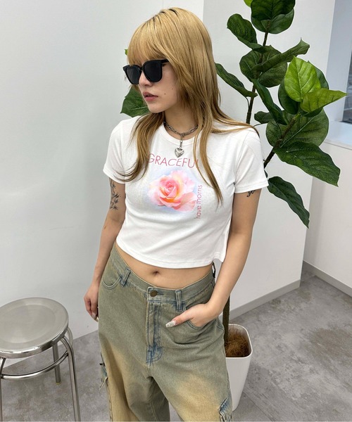 sedacle girl(セダクルガール)の「バラモチーフクロップドT(Tシャツ/カットソー・レディース・オフホワイト/ブラック・SMALL/MEDIUM)」の1枚目の写真