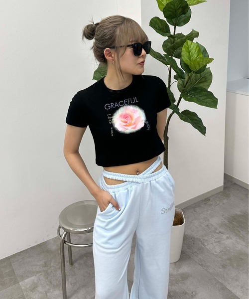 sedacle girl(セダクルガール)の「バラモチーフクロップドT(Tシャツ/カットソー・レディース・オフホワイト/ブラック・SMALL/MEDIUM)」の2枚目の写真